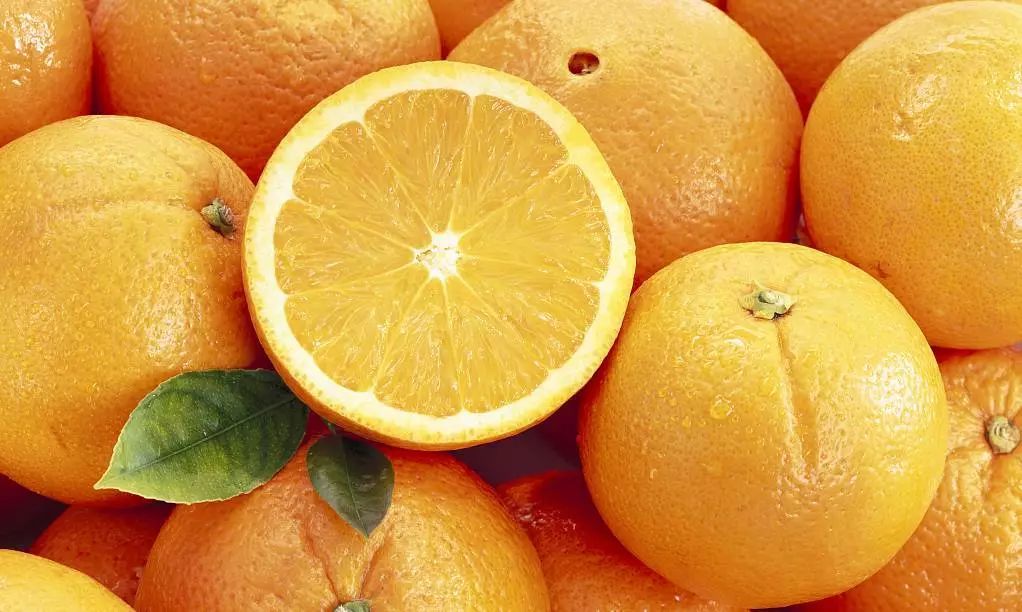 Oranges are a type of low calorie, highly nutritious citrus fruit.